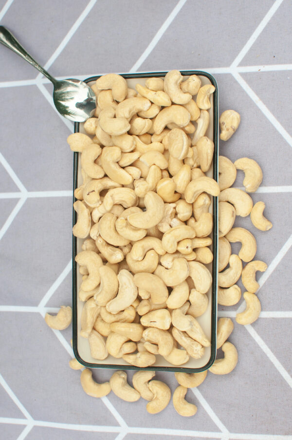 China Cashew Nuts Good Quality Lowest Price Favorable Price 500g per barrel Cashew Nuts - Image 2