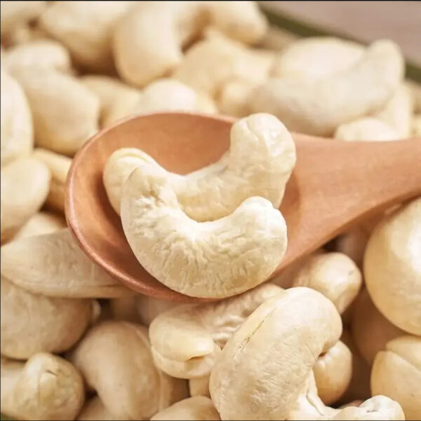 Giantic Cashews W320 Raw Cashew Nuts Prices Offered Dried Fruits Nuts for Sale - Image 2