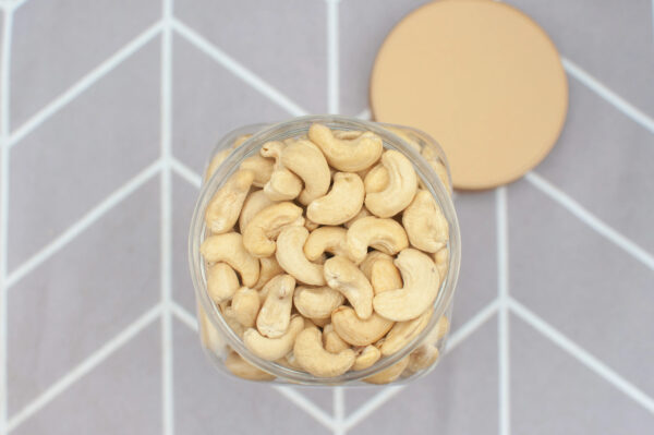 China Cashew Nuts Good Quality Lowest Price Favorable Price 500g per barrel Cashew Nuts - Image 3