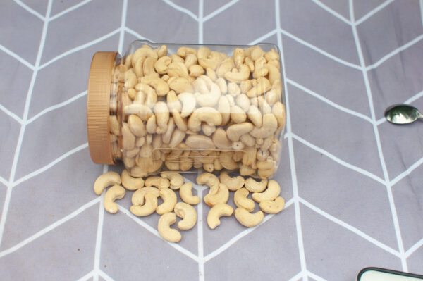 China Cashew Nuts Good Quality Lowest Price Favorable Price 500g per barrel Cashew Nuts - Image 4