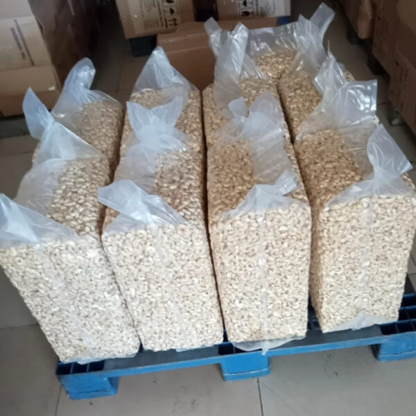 Hot Sale 2024 Cashew Nuts W320 Kaju Badam Snack Raw Cashew Nuts Vietnam Kernels Nuts W320 W240 - Image 2